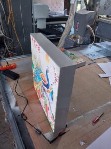 Độ Sáng Bao Nhiêu Là Phù Hợp Cho Tranh Điện Treo Trong Nhà?