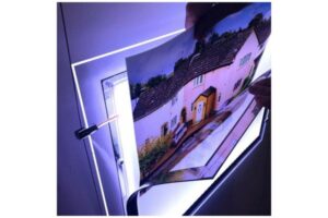 Backlit film là gì? Vì sao tranh điện cao cấp phải dùng loại phim này để đạt chuẩn thẩm mỹ?