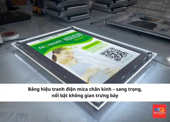 Bảng hiệu tranh điện mica chân kính – sang trọng, nổi bật không gian trưng bày